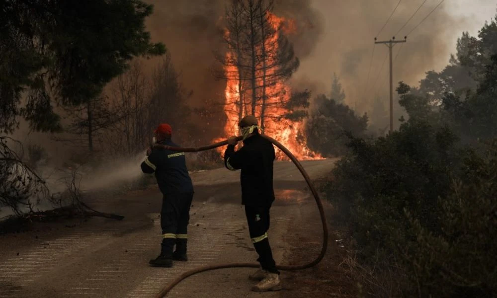 Καλύτερη η εικόνα της φωτιάς στη Βραυρώνα - Στη μάχη και εναέρια μέσα